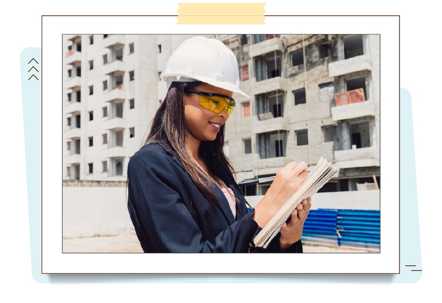 A imagem mostra em primeiro plano uma engenheira na obra fazendo anotações sobre mudanças que ocorreram durante a construção para atualizar os arquivos do projeto e gerar o modelo “as build”; ao fundo, temos a construção de um conjunto de prédios residenciais em fase avançada de construção.
